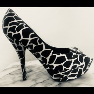 Black & white Nina New York  platform heels.